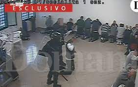 A santa maria capua vetere, il 6 aprile scorso, nell'ambito delle operazioni di ripristino dell'ordine nel locale carcere gli squadroni della polizia aassicurandosi immediatamente la solidarietà del leghista, matteo salvini, il quale si è precipitato da roma a santa maria capua vetere per portare la sua. Kxtz46voswjrfm