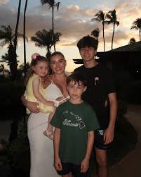 Happy Easter from my fam🐇🫶🏼🩷 🌺