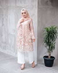 Material baju kondangan tersebut pun beragam. 10 Ide Busana Kondangan Ala Selebgram Nurul Hikmah Febriany Elegan Dari Maxi Dress Hingga Celana