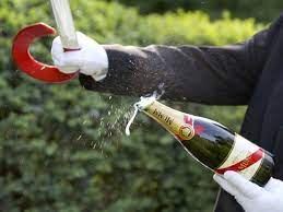 La gente sciabola lo champagne con gli oggetti più disparati. Modena Apre Lo Champagne Con Una Sciabola E Colpisce Una Ragazza 16enne E Grave