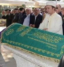 Zincirlikuyu mezarlığı camii`nde kılınan cenaze namazında şener şen`i, emel sayın, ara güler, timuçin esen gibi ünlü dostları yalnız bırakmadı. Sener Sen In Annesi Topraga Verildi