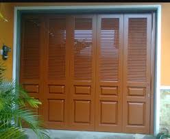 30 Model Garasi dengan Pintu Kayu Minimalis - Desain id