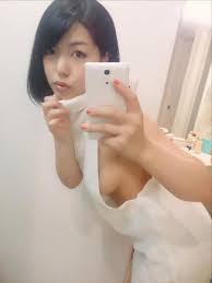 ギリギリの乳首がたまらない…乳房の丸みがリアルな横乳エロ画像がちょー興奮する！！