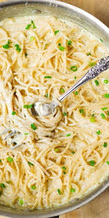 Homemade Creamy Four Cheese Garlic Spaghetti Sauce Is The Best White Cheese Italian Pasta Sauce You Ll Ever Recettes De Cuisine Recettes De Boissons Nourriture