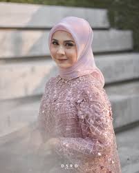 Entdecke rezepte, einrichtungsideen, stilinterpretationen und andere ideen zum ausprobieren. Gegerkan Publik Dengan Tampil Berhijab Di Hari Pertunangannya Artis Cantik Ini Bongkar Alasannya Mau Nikah Muda Bukan Karena Terburu Buru Semua Halaman Pop Grid Id