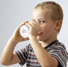 Alle menschen brauchen wasser, um zu überleben. Ernahrungsirrtumer Ist Trinken Wahrend Des Essens Ungesund Welt