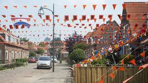 Of in een volle kroeg? Wk Versieringen In De Straat Hang Ze Wel Hoog Genoeg Rtv Oost