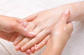 Sebelum melangkah ke perawatan wajah kulit kering, sebaiknya anda mengetahui penyebab lantas bagaimana cara memutihkan kulit wajah untuk kulit kering. 5 Tips Merawat Kulit Tangan Mengelupas