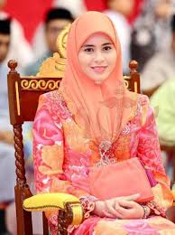 Tuanku abdul halim gümüş yıldönümünü 15 ağustos 1983'te kraliyet eşi sultanah bahiyah ile kutladı. Asianroyals Tumblr Blog Tumgir