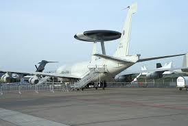 Welche flugzeugtypen und gesellschaften sind auf dem radar zu sehen? Boeing E 3a Sentry Awacs Radarflugzeug Und Leitstelle Der Nato