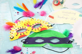 Maske Aus Halbiertem Pappteller Als Party Einladung Faschingsmasken Basteln Karneval Einladungen Fasching Basteln