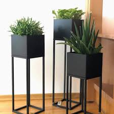 Pflegeleichte Zimmerpflanzen Balkonblumen Diese Schwarzen Blumenstander Aus Me In 2020 Home Decor Farmhouse Chic Dining Room Decor
