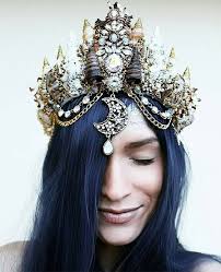 This Girl Creates Magically Awesome Crowns Out Of Seashells Mermaid Headpiece Mermaid Crown Mermaid Fashion
