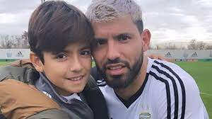 Desoyo El Mandato Paterno El Hijo Del Kun Aguero Revelo De Que Club Es Hincha Infobae
