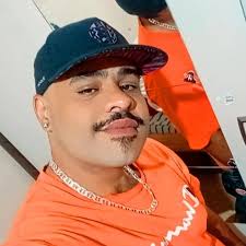 Gols aos 25 anos: Cristiano Ronaldo: 160 gols Lionel Messi: 279 gols  Cristiano Ronaldo agora tem mais gols do que Messi. Aonde é que Messi  estava sentado até Cristiano Ronaldo o ultrapassar ? 👻😅 Aonde