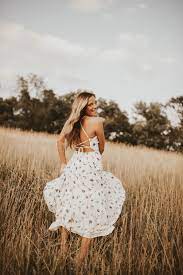 Warm Senior Photos In Field Flowy Dress For Senior Session Windy Senior Portrait Hana Alsoudi Photography Kansas City Pho Flowy Dress Style Guides Portrait