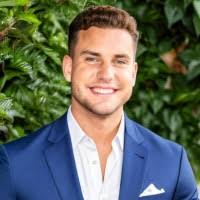 Elliott Armitage's Instagram, Twitter & Facebook