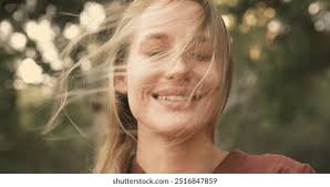 O vento sopra o cabelo de Foto stock 2516847859 | Shutterstock