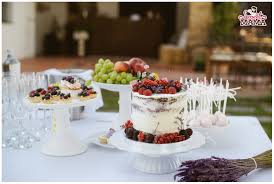 Casarse es caro, pero ir de boda es casi un lujo para gran número de hogares españoles. Mesa Dulce Para Una Boda Intima De Verano Sweetmama