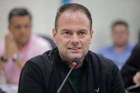 Mônica Rodrigues faz leitura de manifesto em defesa dos animais