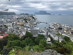 Ålesund is built on a row of islands extending out into the ocean, but it's most famous for its beautiful architecture, which is certainly . Aksla In Alesund Norwegen Stadtrundgang Outdooractive Com