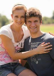 Lisa als dressurreiterin, thomas als pferdezüchter. Thomas Muller Girlfriend 2015 Name