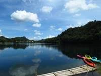 Bapanya sudah meninggal dunia manakala ibunya bekas seorang pegawai., bekerja di sebuah tempat peranginan yang bernama permai resort., rasional dan berpendirian tegas dalam membuat keputusan., muzamir: Drama Tenang Tenang Air Di Tasik Quiz Quizizz