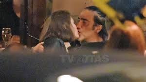 El cantante mexicano estuvo semanas pidiéndole a la joven que esperara para tomar un paso tan alejandro fernández regresa al mariachi junto a su padre. Alejandro Fernandez Estrena Novia La Nueva Yegua Del Potrillo Es 20 Anos Menor Tvnotas Irresistible