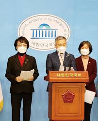언론중재법 언론의 책임을 강화 하는 것 그 동안 언론의 자유라는 명분으로 무한 자유를 누리면서 의혹이 사실인양 부풀려지고 국민을 희롱하는 일까지 버젖이 일어 났다. ì‹¬ì¸µë¶„ì„ ì–¸ë¡  ê²€ì—´ì˜ æ–°ë„êµ¬ ì–¸ë¡ ì¤'ìž¬ë²• ê°œì •ì•ˆ ë¯¸ëž˜í•œêµ­ Weekly
