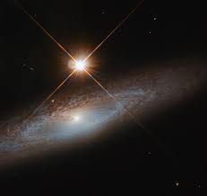 Na galáxia, é possível ver que muitas estrelas jovens e azuis podem ser vistas em toda a extensão dos braços da ugc 3855, que se contrasta muito com as linhas escuras de poeira que também seguem a. The Modest Galaxy Esa Hubble