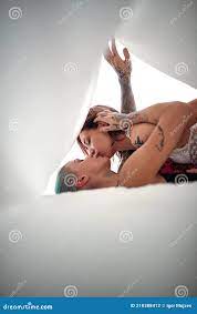 Joven Sexy Tatuado Lesbiana Pareja Llena De Pasión Disfrutando De Un Sexo  Bajo La Hoja Blanca. Amor Relacion Sexo Lgbt Foto de archivo 