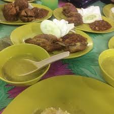 Ayam penyet bledek terletak di jl. Ayam Penyet Ibu Padang Jawa Restaurant