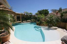 Jolie Piscine Forme Libre Avec Plage Immergee Drone Image Geometrique Diffazur Decoration Jardin Deco Dreamho Piscine Piscine Beton Piscine Diffazur