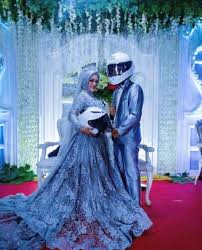 Mempelai wanita pun hanya bisa cemberut. 10 Potret Pengantin Di Pelaminan Yang Kocak Abis Posenya Bikin Ngakak