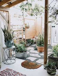 Un Patio Rempli De Plantes Vertes Ambiance Jardin D Hiver Amenagement Jardin Deco Terrasse Patio