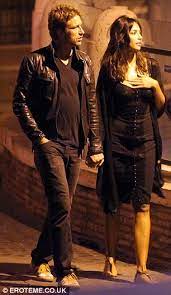 Gerard butler, sărut ascuns cu o brunetă necunoscută. Gerard Butler And Madalina Ghenea Enjoy A Romantic Walk After He Confirmed Their Split 11 Days Ago Daily Mail Online