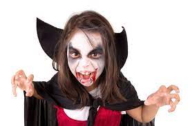 Une petite fille de 2 ans se déguise pour halloween. 1001 Deguisements Et Maquillage Vampire Pour Femme Et Homme