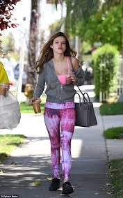 Make Up Free Bella Thorne Looks To Tie Dye For In Funky Gym Leggings Fashion Bella Thorne Bella Thorne Style