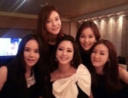 여기에 럭셔리한 반지, 목걸이, 팔찌 등 까르띠에 주얼리와 워치를 매치해 우아하면서도 고혹적인 매력을 한층 배가시켰다. ë¯¸ë…€ìŠ¤íƒ€ ë‹¨ì²´ì‚¬ì§„ í•œì˜ˆìŠ¬ë¶€í„° ê³ ì†Œì˜ê¹Œì§€ ì‚¬ì§„ í•œ ìž¥ì— ëˆˆì´ ê°•í•˜ë„¤ ì•„ì£¼ê²½ì œ