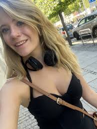 📍lena is (1.24) miles from you 📩 You have (13) new messages Click the  heart to accept