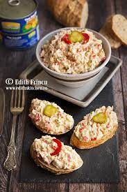 Se adaugă ceapa verde tăiată mărunt și maioneza. Salata De Ton Cu Muraturi Si Maioneza