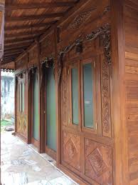 Kayu merupakan salah satu bahan yang mungkin tidak akan tergantikan, salah satunya adalah untuk kebutuhan plafon rumah. Desain Plafon Rumah Joglo Cek Bahan Bangunan
