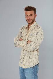 Prouver qu'ils peuvent devenir une véritable famille, être plus forts et solidaires que jamais pour impressionner les marseillais lors de la compétition qui les opposera cet été ! Objectif Reste Du Monde Giuseppa Violente Avec Simon Illan Quitte Adixia Replay De L Episode 37 Melty