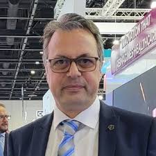 Η Τέταρτη 2/4/2025, ήταν μια σημαντική ημέρα. Όχι μόνο γιατί δημιουργήθηκε  και παρουσιάστηκε, ένα νέο δημιούργημα. Οι Μικροί Γίγαντες. Ούτε μόνο  επειδή αυτό το δημιούργημα είναι σε ένα νέο τομέα…