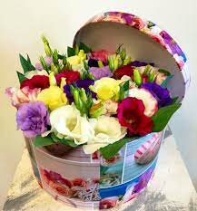 Vara aceasta zâmbetele persoanelor dragi pot fi aduse prin buchete colorate care vor transmite cele mai frumoase mesaje! Aranjamente Cutie Cu Flori De Vara Lisianthus Multicolor