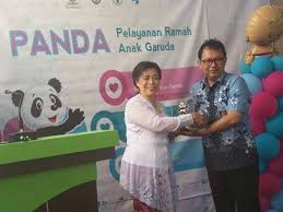 Kepala puskesmas mpunda bersama staf meresmikan taman bermain anak yang merupakan penunjang pelayanan ramah anak. Puskesmas Garuda Kembangkan Layanan Ramah Anak