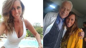 Se desempeña como educador para la salud, escritor, conferencista y comunicador social. Quien Es Estefania Pasquini La Mujer 48 Anos Menor Con La Que Se Caso El Doctor