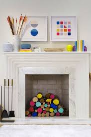 Mettre en valeur l'ancienne cheminée promesse d'hivers chaleureux passés au coin du feu, une grande cheminée fera toujours sensation dans une maison ! Cheminee Non Utilisee 5 Idees Tendances Pour La Decorer Deco Cheminee Decoration Cheminee Decoration