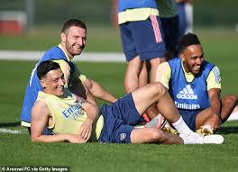 Şirket, futbolcunun önceki kulübüne transfer bedeli ödemeyecek olup, sportif sonuçlarına bağlı olarak azami. Shkodran Mustafi Angers Arsenal Fans By Bidding Farewell To Unselfish Mesut Ozil In Bizarre Tweet Daily Mail Online