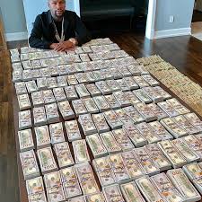 Хронограф с корпусом из углеродного волокна с элементами желтого золота и сапфиров, а также вариант полностью из золота. O Samyh Dorogih Pokupkah Flojda Mejvezera Na Chto Zvezda Boksa Tratit Milliony The Kazakh Drama